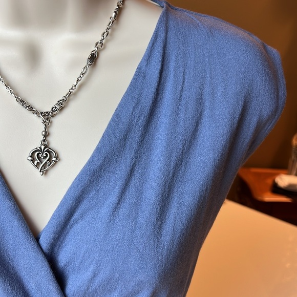 💙ANN TAYLOR BLUE WRAP FRONT V NECK RUCHED SIDE TOP SIZE EXTRA SMALL💙 - Picture 6 of 12